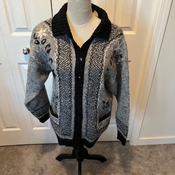 Huntington Ride size M cardigan - Picture 2 of 10